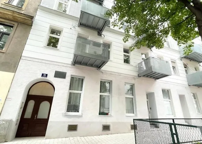 Modern Living In Center - Fully Equipped *