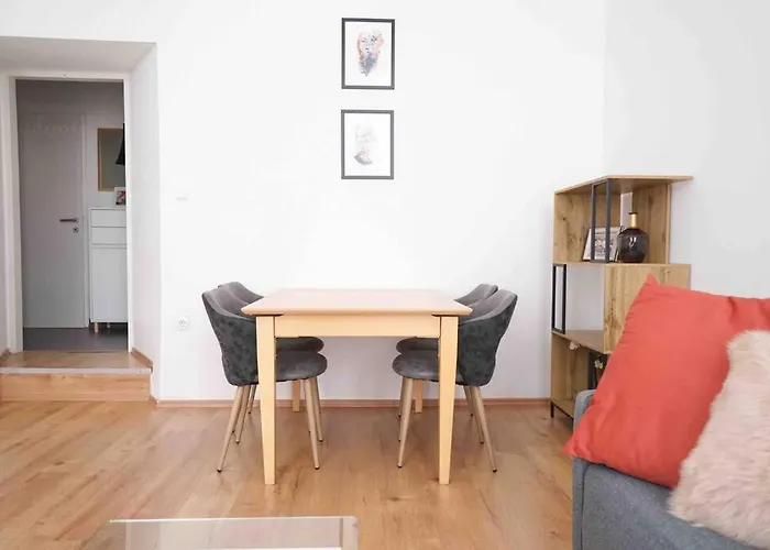 Modern Living In Center - Fully Equipped